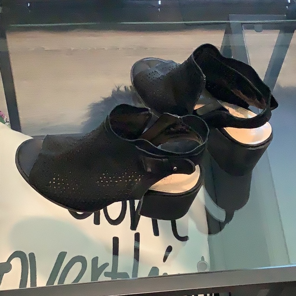 Vince camuto sandals size 7